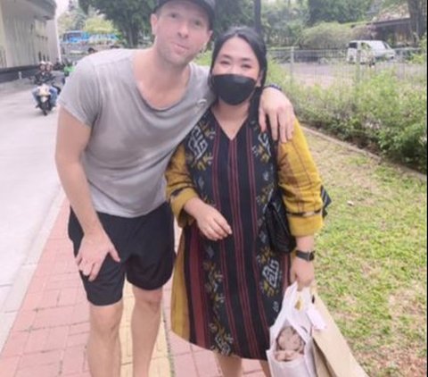 Wanita Ini Foto Bareng dan Dirangkul Chris Martin Coldplay di Jalan, Sukses Bikin Iri Warganet