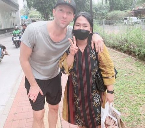 Wanita Ini Foto Bareng dan Dirangkul Chris Martin Coldplay di Jalan, Sukses Bikin Iri Warganet