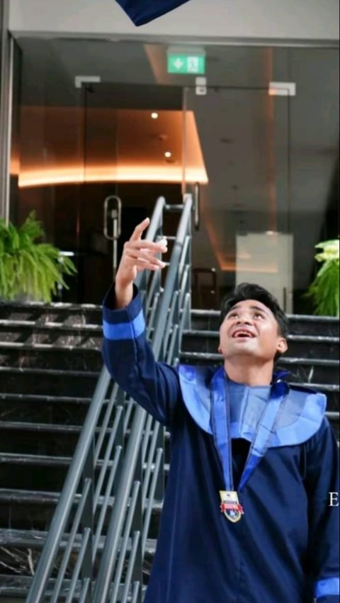 <b>Raih Gelar Sarjana Ekonomi, Ini Momen Asnawi Mangkualam Wisuda lewat Zoom</b><br>