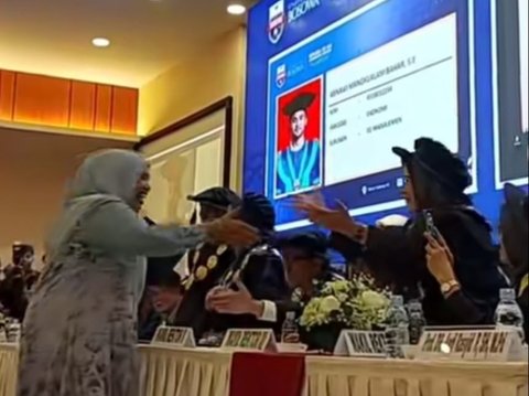 Raih Gelar Sarjana Ekonomi, Ini Momen Asnawi Mangkualam Wisuda lewat Zoom