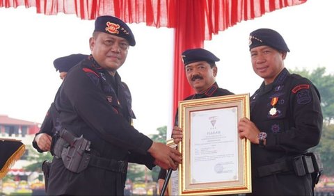 Peringatan HUT Brimob kali ini gelar warga kehormatan diberikan kepada beberapa tokoh. <br>