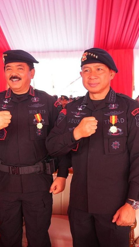 Potret senior dan junior Panglima TNI gagah berseragam Brimob.