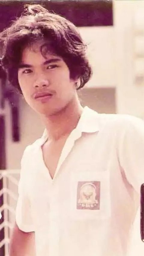 Husband of Mulan Jameela, Ahmad Dhani has a face that is a combination of El Rumi and Dul Jaelani when he was in school.