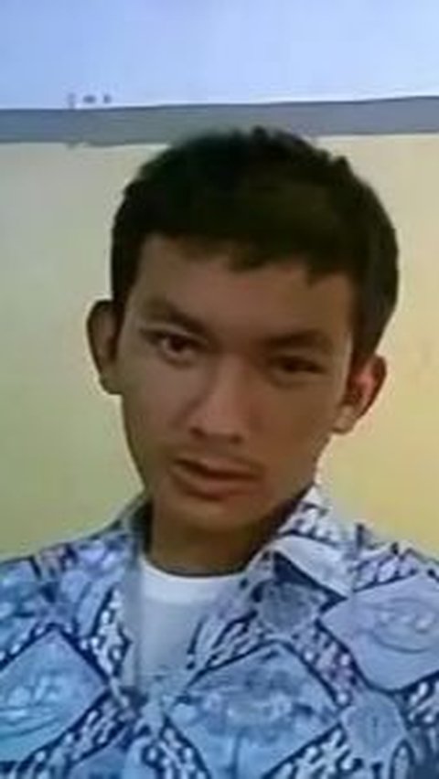 Suami Atiqah Hasiholan, Rion Dewanto mirip dirinya yang sekarang versi kecil.
