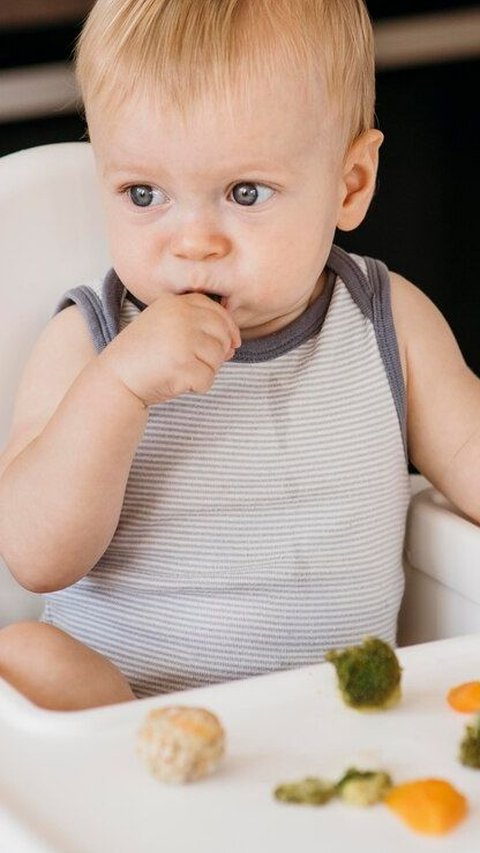 Memberikan finger food pada bayi bukan hanya tentang nutrisi, tetapi juga tentang membantu mereka mengembangkan koordinasi dan kemandirian dalam makan.