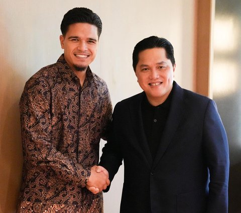 Ketua Umum PSSI Erick Thohir kembali memberi kejutan setelah mengunggah potret kedatangan pemain asal Belanda, Ragnar Oratmangoen ke Indonesia.<br>