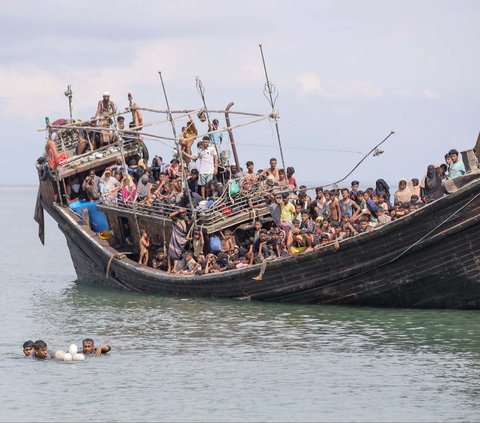 Sebuah kapal kayu yang membawa ratusan pengungsi Rohingya terdampar di perairan Aceh pada Kamis (16/11/2023). Kapal tersebut dilaporkan hendak mendarat di desa tepi pantai di kawasan Bireuen dan Aceh Utara. Namun, kedatangan mereka ditolak masyarakat setempat.