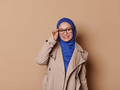 Pilihan Outfit Hijab Bernuansa Girly untuk Ngantor Penuh Gaya