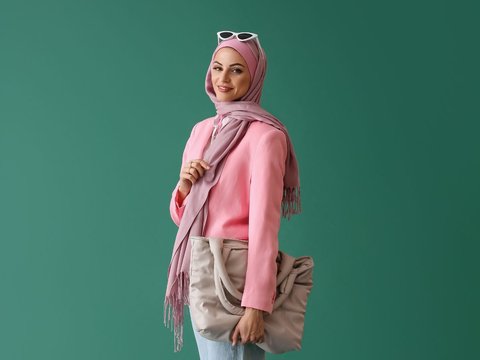 Pilihan Outfit Hijab Bernuansa Girly untuk Ngantor Penuh Gaya