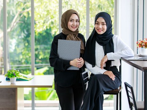 Pilihan Outfit Hijab Bernuansa Girly untuk Ngantor Penuh Gaya