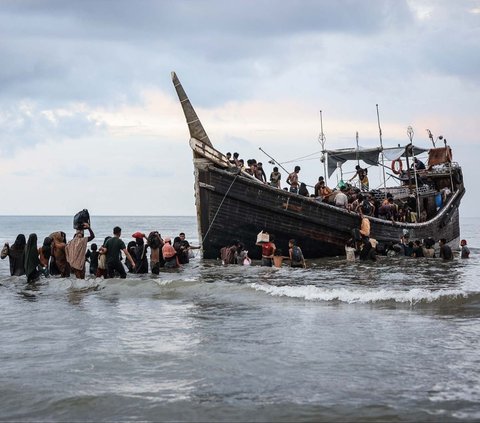 FOTO: Penampakan Kapal Kayu Berisi Ratusan Pengungsi Rohingya yang Ditolak Warga Aceh
