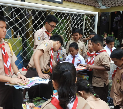 Inspiratif! Loka Pemuda Keliling Sekolah Ajarkan Bahasa Inggris Gratis Demi Hadapi Tantangan Global