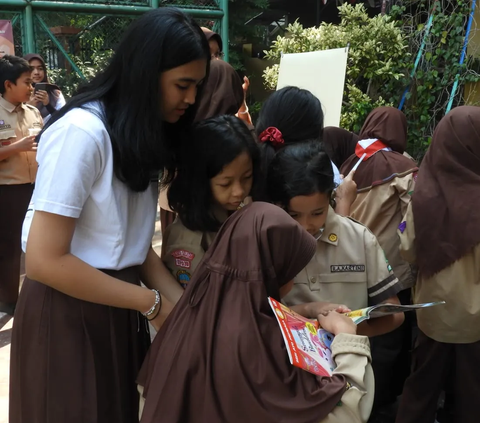 Inspiratif! Loka Pemuda Keliling Sekolah Ajarkan Bahasa Inggris Gratis Demi Hadapi Tantangan Global