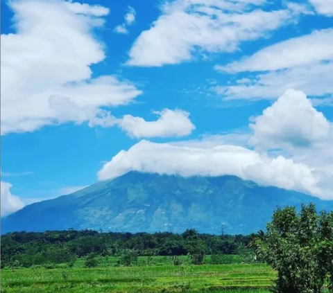 Menyimpan Banyak Misteri, Ini Deretan Mitos Gunung Merbabu yang Bikin Merinding