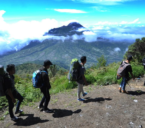 Menyimpan Banyak Misteri, Ini Deretan Mitos Gunung Merbabu yang Bikin Merinding