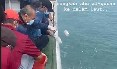 Dalam video, beberapa orang terlihat membuang bongkahan abu Al-Quran ke dalam laut.