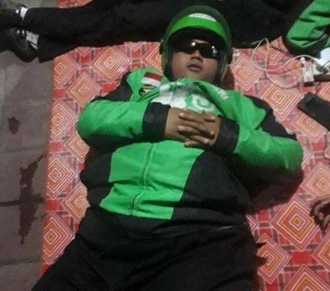 10 Potret Driver Ojek Online Istirahat Usai Lelah Kerja, Pilih Tidur di Tempat Tak Terduga