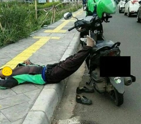 10 Potret Driver Ojek Online Istirahat Usai Lelah Kerja, Pilih Tidur di Tempat Tak Terduga