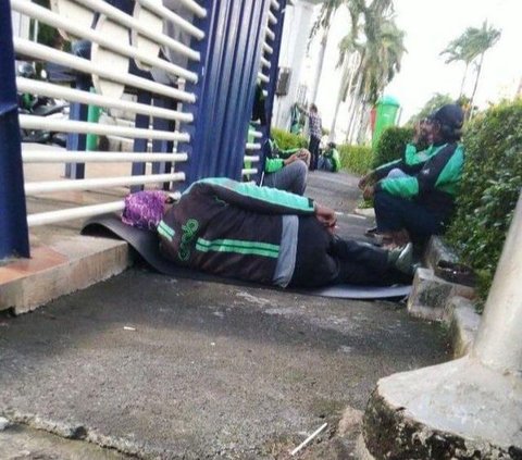 10 Potret Driver Ojek Online Istirahat Usai Lelah Kerja, Pilih Tidur di Tempat Tak Terduga