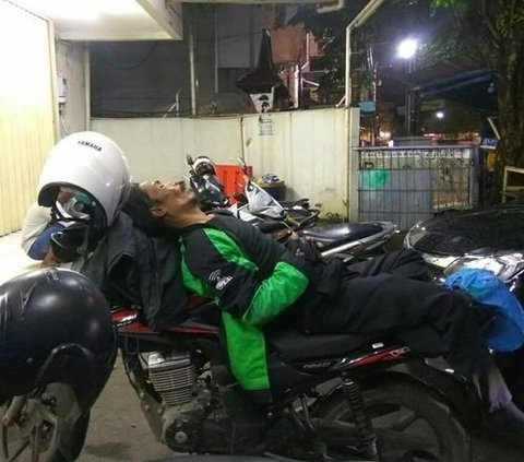 10 Potret Driver Ojek Online Istirahat Usai Lelah Kerja, Pilih Tidur di Tempat Tak Terduga