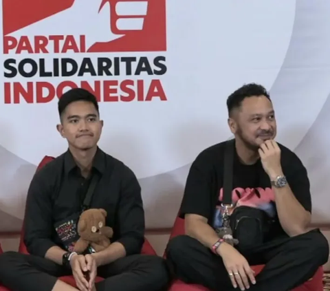 Kaesang ditanya apakah Jokowi akan gabung ke PSI. Namun, Kaesang memastikan saat ini ayahnya masih menjadi kader PDI Perjuangan.