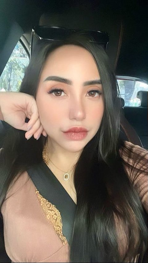 Selain membagikan momen penampilan yang diidamkan, Salma juga sering membagikan momen selfie, yang kembali menyoroti keindahan bibirnya.