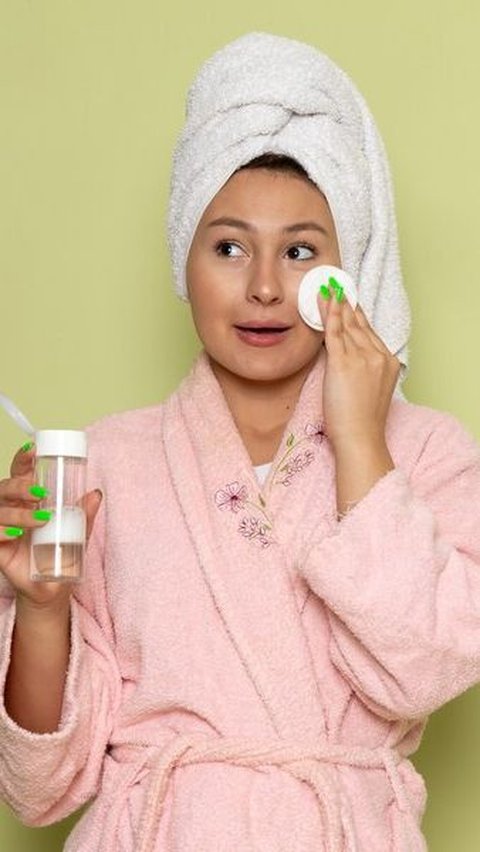 1. Exfoliating Toner: Mengangkat Sel Kulit Mati