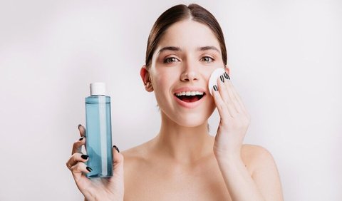 Exfoliating toner mengandung berbagai bahan acid, seperti salicylic acid untuk meredakan jerawat dan glycolic acid untuk menstimulasi produksi kolagen. 