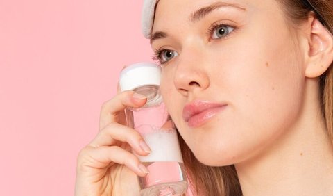 Hydrating toner, juga dikenal sebagai lotion atau skin refresher, membantu mengembalikan kelembapan dan menyeimbangkan pH kulit.