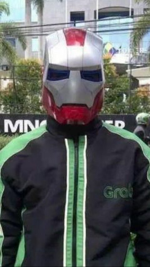 Meski terlihat keren, gaya driver ojol cosplay jadi superhero ini juga punya selera humor.