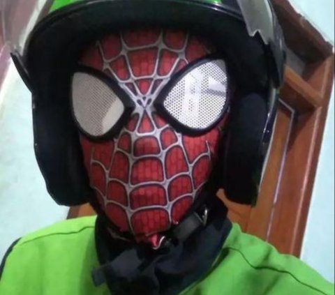 10 Potret Driver Ojol Cosplay Jadi Superhero, Gayanya Keren Tapi Agak Kocak Juga