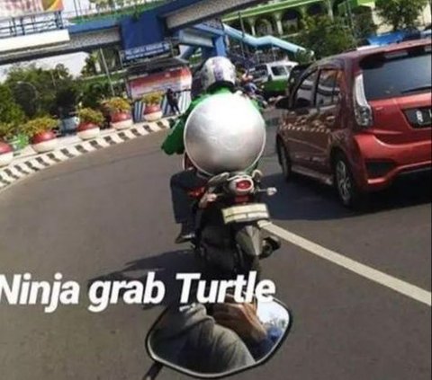 10 Potret Driver Ojol Cosplay Jadi Superhero, Gayanya Keren Tapi Agak Kocak Juga