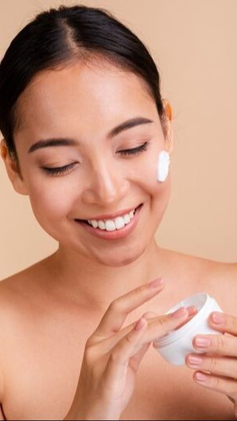 8. Moisturizer/Face Oil: Mengunci Kandungan Sebelumnya dan Membantu Penetrasi