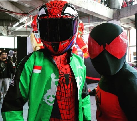 10 Potret Driver Ojol Cosplay Jadi Superhero, Gayanya Keren Tapi Agak Kocak Juga