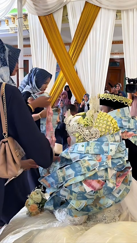 Viral! A couple of newlyweds in Bangkalan got showered with a pile of money necklaces, Jomblowati quickly searched for information about Madura guys