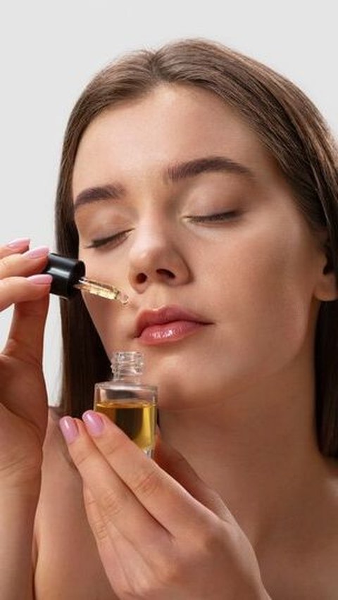 9. Face Oil: Ringan dan Mudah Menyerap pada Kulit