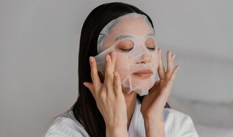 Sleeping mask digunakan sebagai langkah terakhir dalam rutinitas perawatan skincare, menggantikan krim malam.