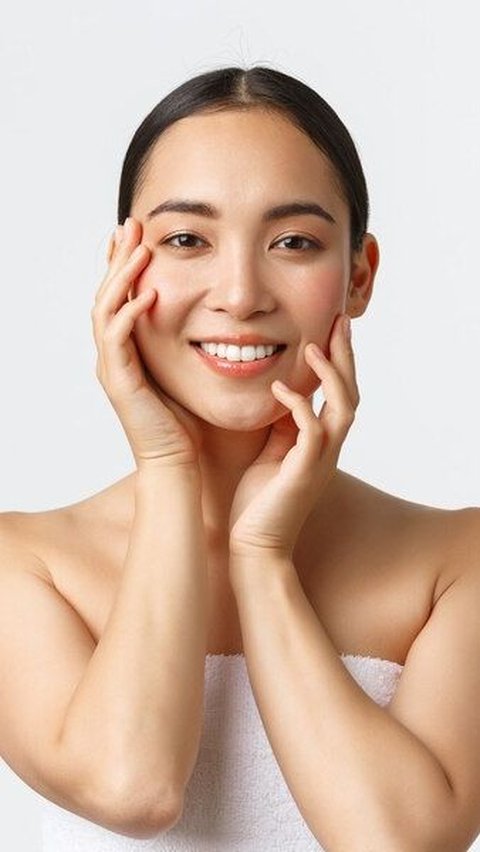 Selalu bersihkan wajah sebelum menggunakan skincare, dan ikuti urutan yang tepat untuk meraih kulit sehat, lembap, dan glowing ala Korea.