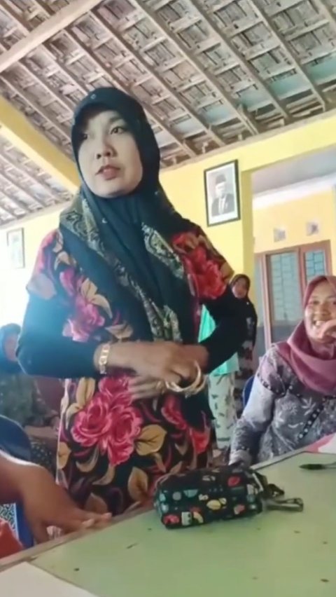 Punya Banyak Gelang Emas dan Perhiasan, Ibu Ini Disoraki Warga Lantaran Terima Bansos