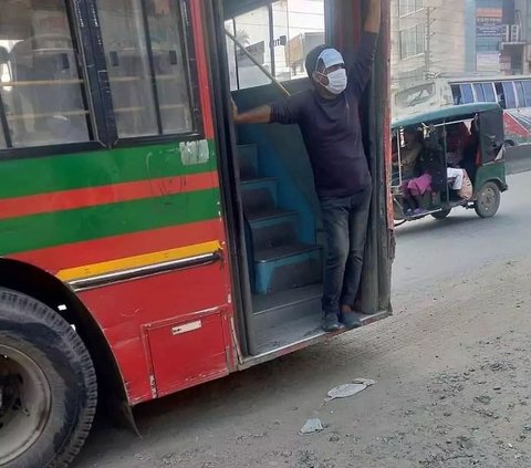 10 Potret Cara Kocak Penumpang Demi Tak Mabuk Kendaraan, di Luar Nalar Orang Biasa