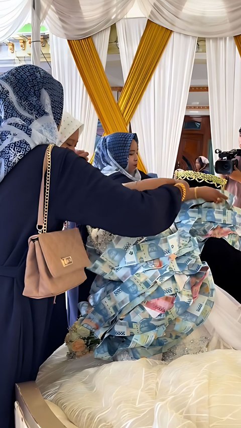 Viral Pengantin di Madura Dapat Saweran Berbentuk Kalung Uang Bertumpuk-tumpuk