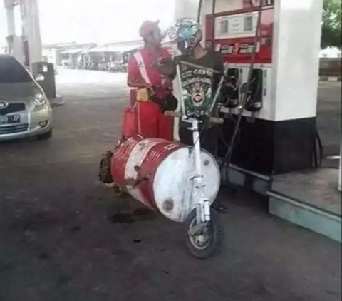 10 Potret Tangki Motor dari Botol Bekas, Modifikasi yang Absurd Banget