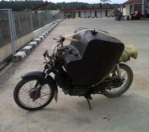 10 Potret Tangki Motor dari Botol Bekas, Modifikasi yang Absurd Banget