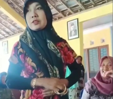 Punya Banyak Gelang Emas dan Perhiasan, Ibu Ini Disoraki Warga Lantaran Terima Bansos