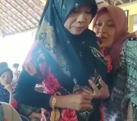 Punya Banyak Gelang Emas dan Perhiasan, Ibu Ini Disoraki Warga Lantaran Terima Bansos