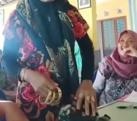 Punya Banyak Gelang Emas dan Perhiasan, Ibu Ini Disoraki Warga Lantaran Terima Bansos