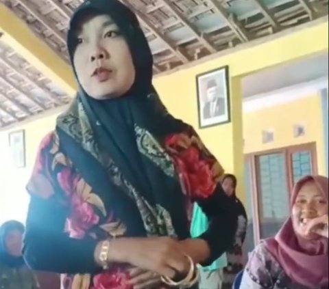 Punya Banyak Gelang Emas dan Perhiasan, Ibu Ini Disoraki Warga Lantaran Terima Bansos