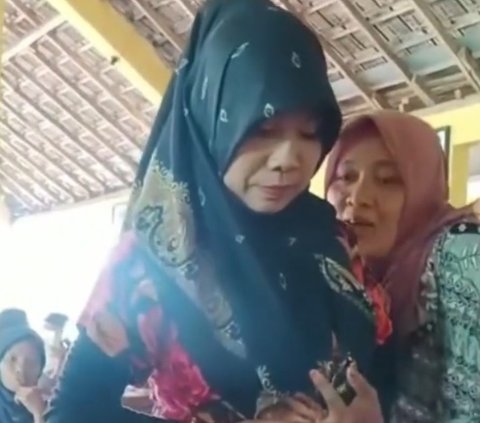 Punya Banyak Gelang Emas dan Perhiasan, Ibu Ini Disoraki Warga Lantaran Terima Bansos