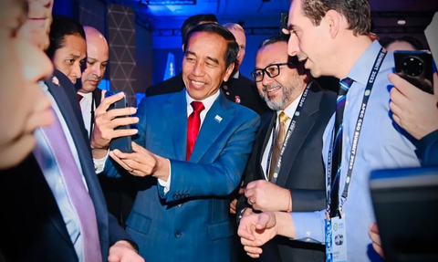 CEO di Amerika Kerubungi Jokowi Minta Foto Selfie