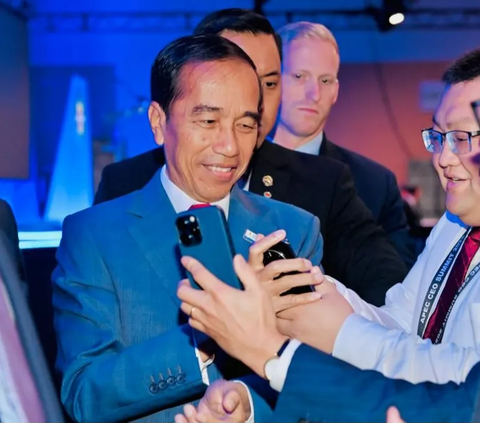 CEO di Amerika Kerubungi Jokowi Minta Foto Selfie